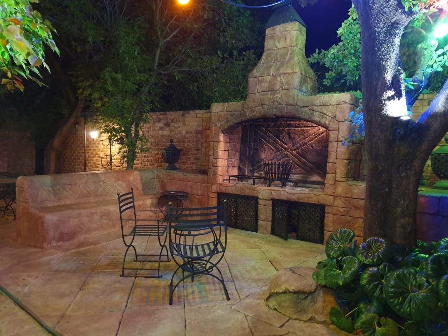 6 Bedroom Property for Sale in Flimieda North West